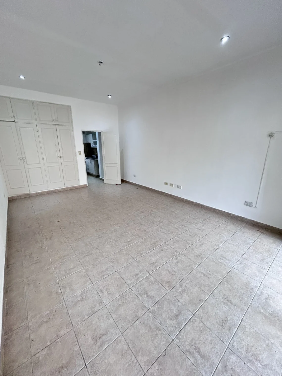 Monoambiente en alquiler c/cochera en Grand Bourg, B° Los Profesionales - Imagen 2