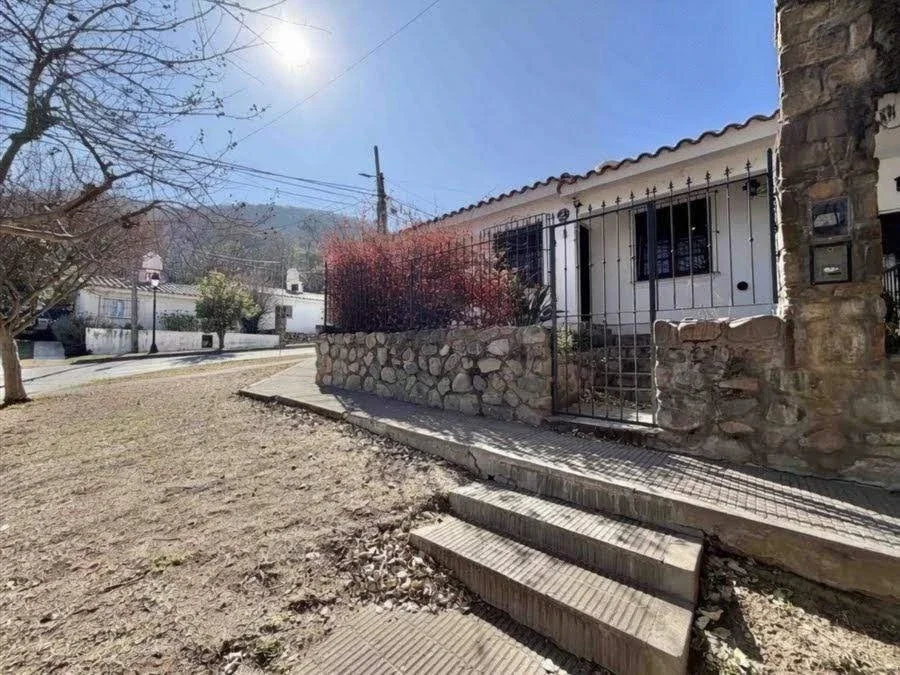 Casa en venta c/ cochera en Tres Cerritos - Imagen 1