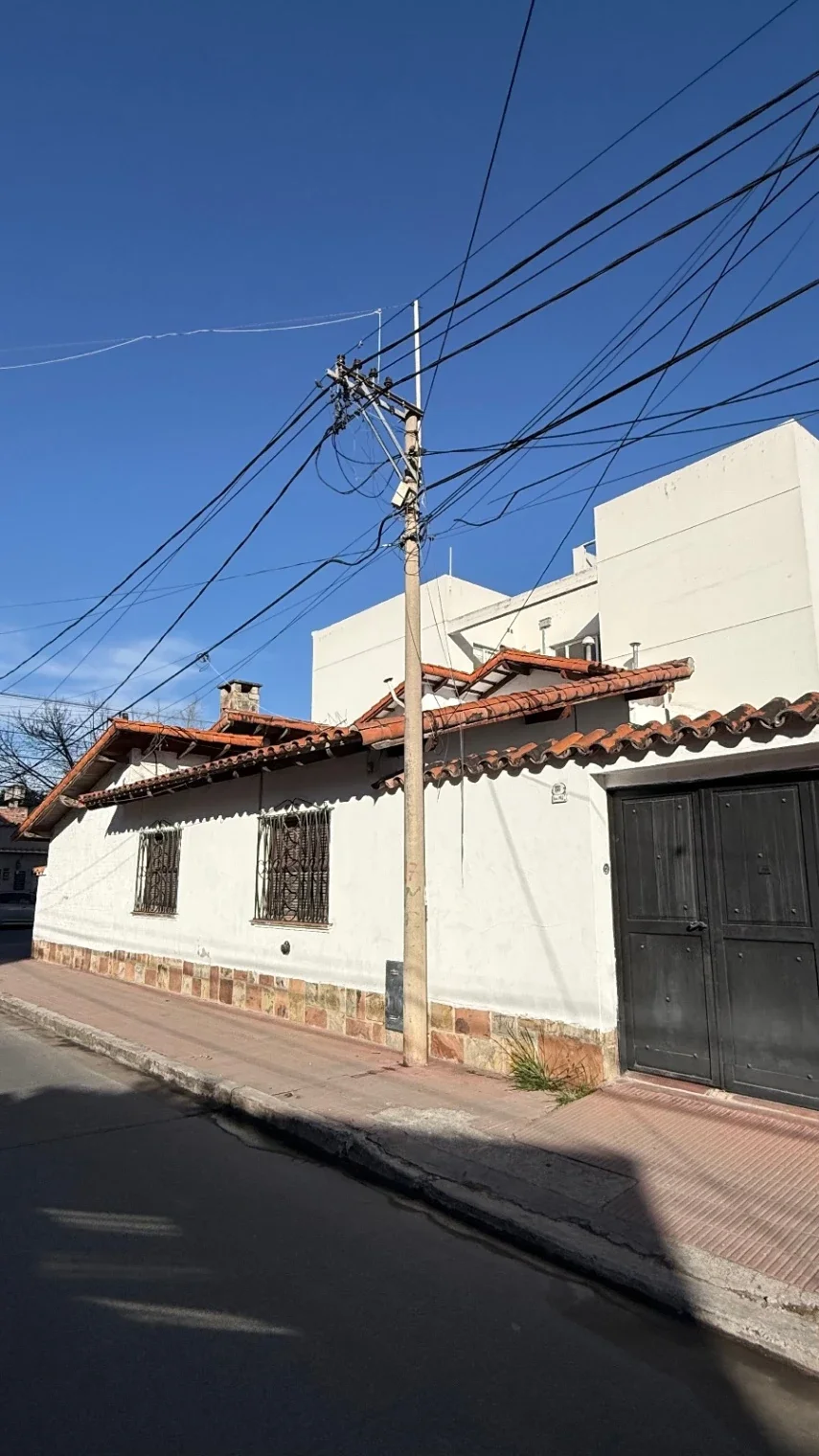 Casa en alquiler de 3 dorm. c/ cochera en el centro de Salta Capital - Imagen 2
