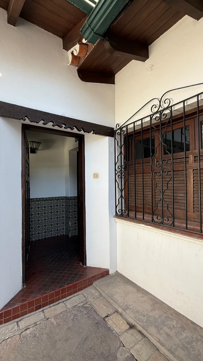 Casa en alquiler de 3 dorm. c/ cochera en el centro de Salta Capital - Imagen 4