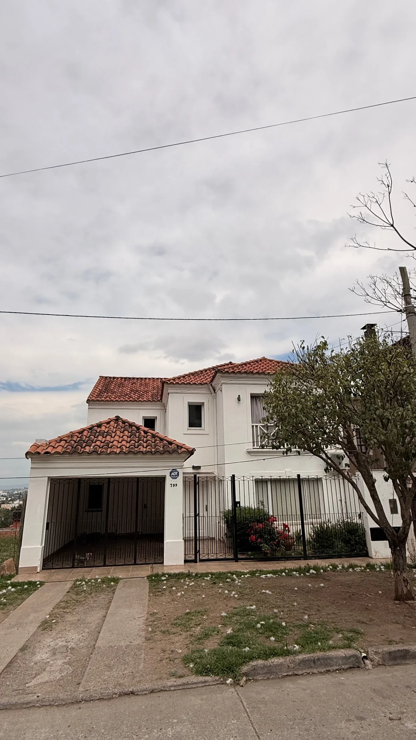 Casa en venta c/ cochera en Tres Cerritos - Imagen 1
