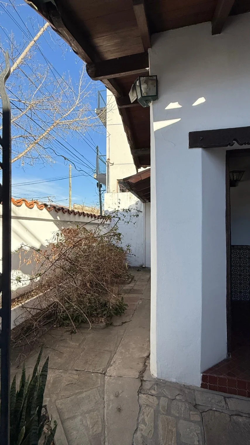 Casa en alquiler de 3 dorm. c/ cochera en el centro de Salta Capital - Imagen 3