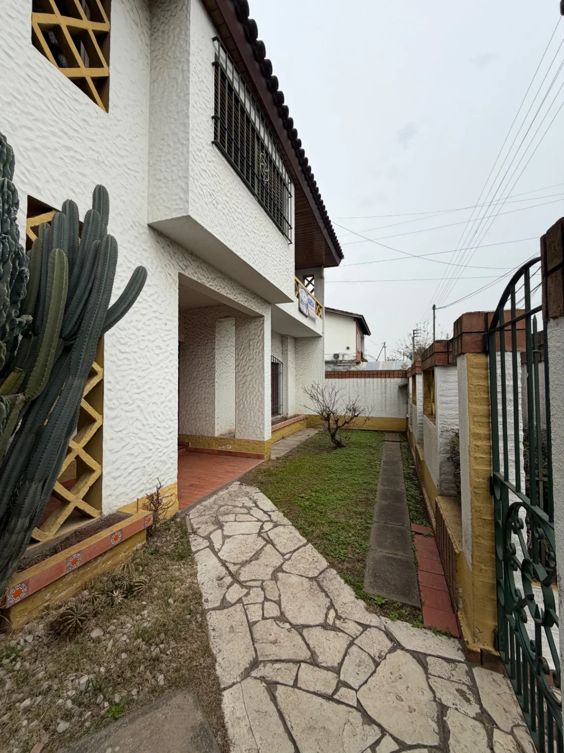 Casa en alquiler c/ cochera en Grand Bourg - Imagen 2