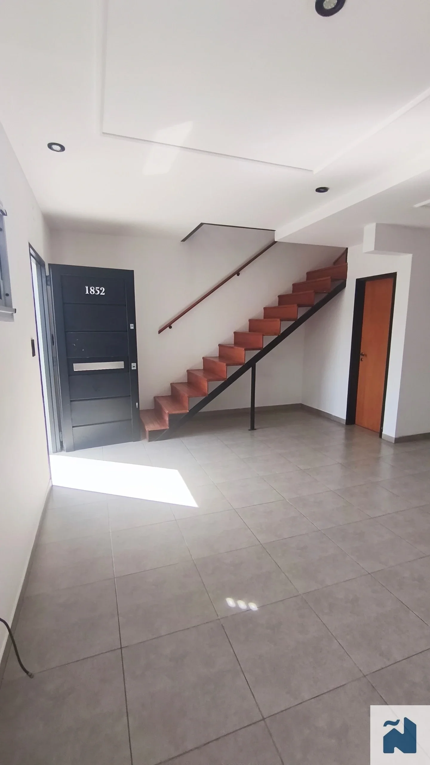 Dúplex en alquiler c/ cochera en Los Hornos - Imagen 2
