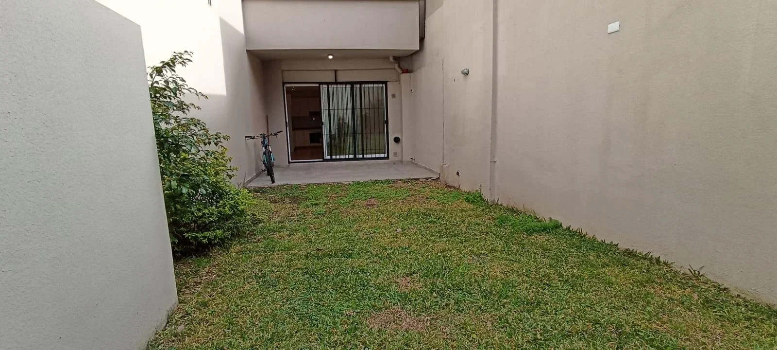 Alquiler departamento monoambiente con patio Belgrano - Imagen 2