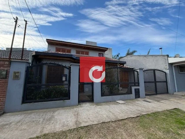 IMPORTANTE CASA A LA VENTA DE 4 DORMITORIOS+PATIO CON PISCINA+ QUINCHO - Imagen 1