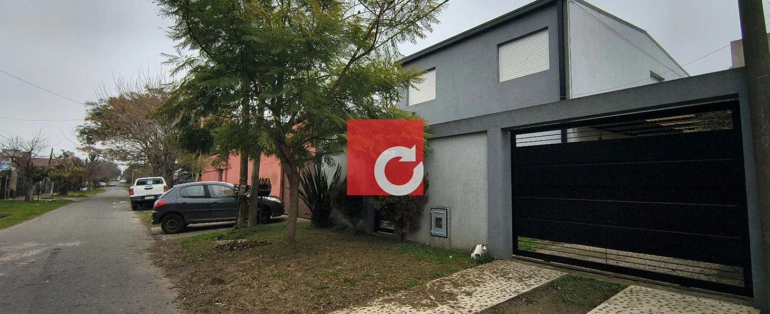513 Bis E/ 23 y 24-Casa de 4 dormitorios, parque, quincho y cochera - Imagen 2