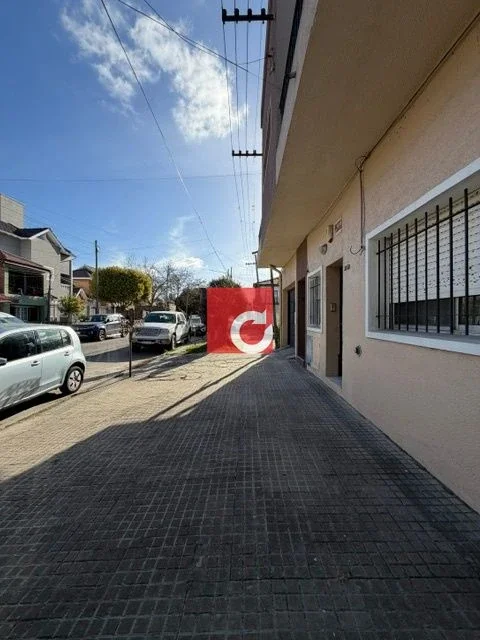 Venta de Casa en Ph de 2 Dormitorios + cochera para 3 autos cubiertos + Jardin - Imagen 2