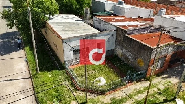 Venta de casa a reciclar 2 Dormitorios + Jardin con cochera en Berisso - Imagen 1