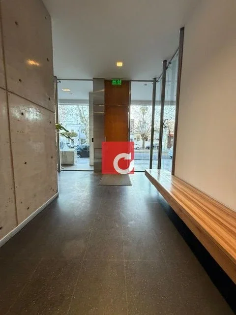 EXCELENTE PISO DE CATEGORIA CON VISTA A LA PLAZA  MALVINAS - Imagen 2