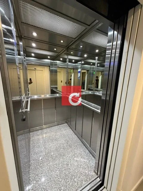 EXCELENTE PISO DE CATEGORIA CON VISTA A LA PLAZA  MALVINAS - Imagen 5