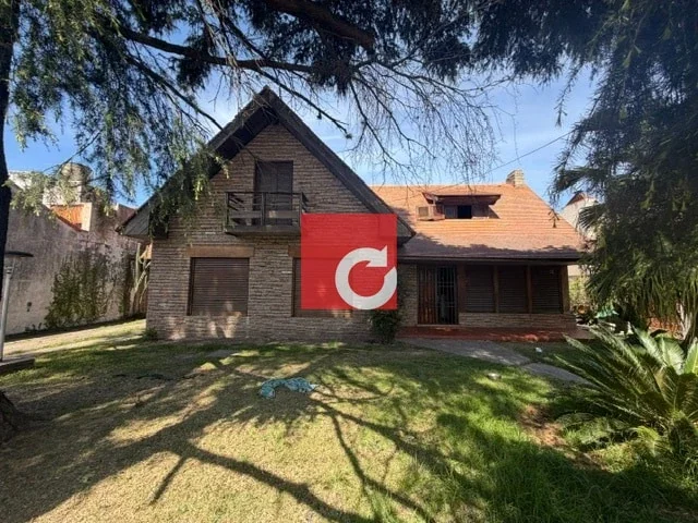 Chalet en venta de 4 Dormitorios c/ cochera para 4 autos + jardín en Ringuelet - Imagen 3