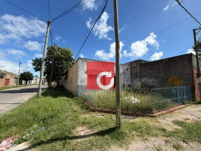 Venta de casa a reciclar 2 Dormitorios + Jardin  con cochera en Berisso - Imagen 4