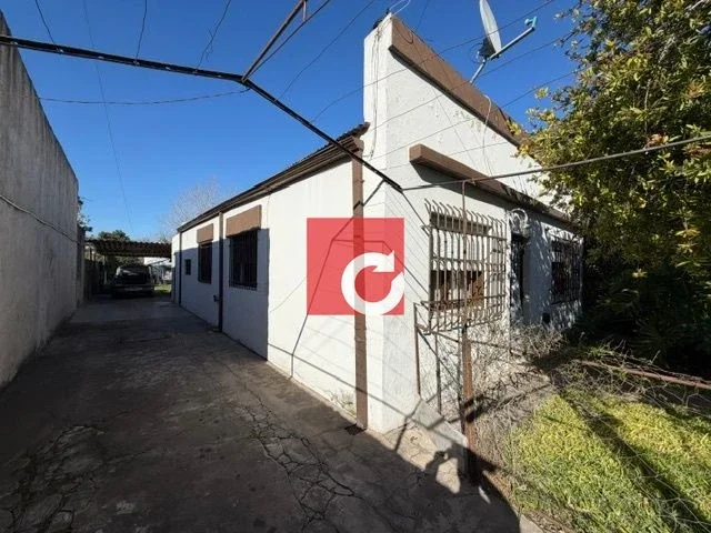 Venta de 2 Propiedades con 3 Dormitorios + cochera+ jardin Los Hornos - Imagen 2