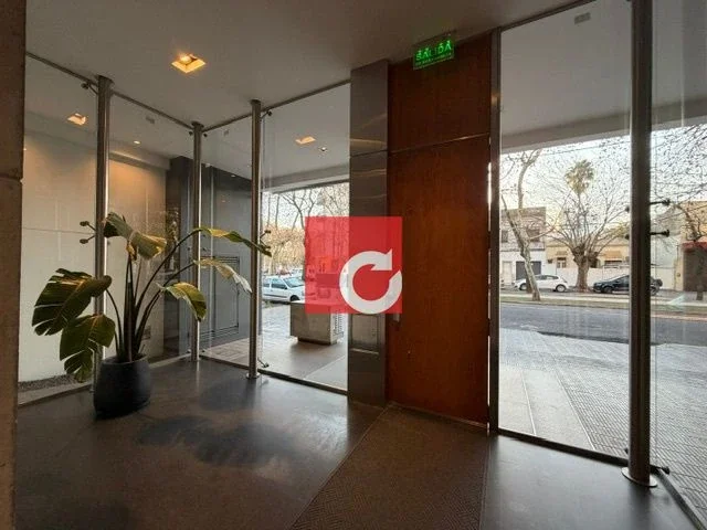 EXCELENTE PISO DE CATEGORIA CON VISTA A LA PLAZA  MALVINAS - Imagen 3