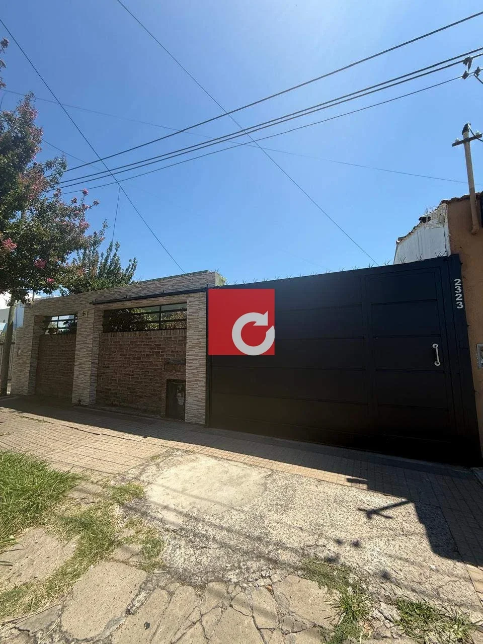 Casa en alquiler c/ cochera en Los Hornos - Imagen 1