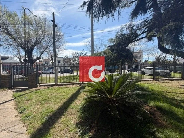 Chalet en venta de 4 Dormitorios c/ cochera para 4 autos + jardín en Ringuelet - Imagen 5