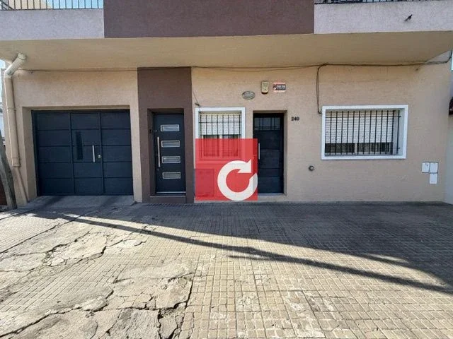 Venta de Casa en Ph de 2 Dormitorios + cochera para 3 autos cubiertos + Jardin - Imagen 3