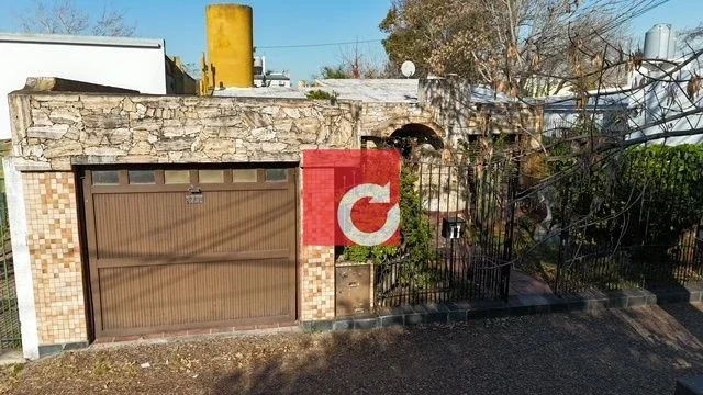 Venta de casa de 3 Dormitorios + cochera + jardín + piscina + quincho - Imagen 4