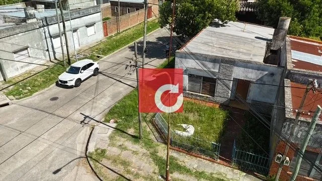 Venta de casa a reciclar 2 Dormitorios + Jardin  con cochera en Berisso - Imagen 2