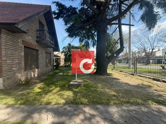 Chalet en venta de 4 Dormitorios c/ cochera para 4 autos + jardín en Ringuelet - Imagen 2