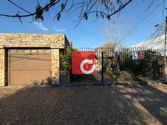 Venta de casa de 3 Dormitorios + cochera + jardín + piscina + quincho - Imagen 3