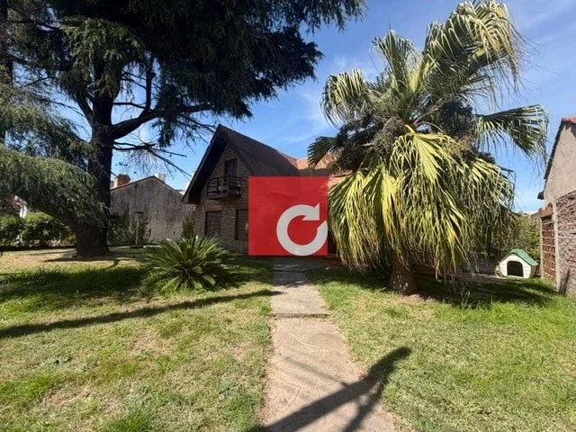 Chalet en venta de 4 Dormitorios c/ cochera para 4 autos + jardín en Ringuelet - Imagen 4