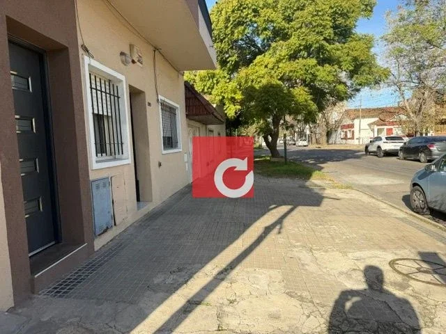 Venta de Casa en Ph de 2 Dormitorios + cochera para 3 autos cubiertos + Jardin - Imagen 4