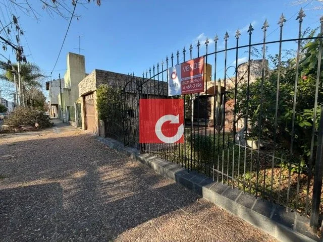 Venta de casa de 3 Dormitorios + cochera + jardín + piscina + quincho - Imagen 1