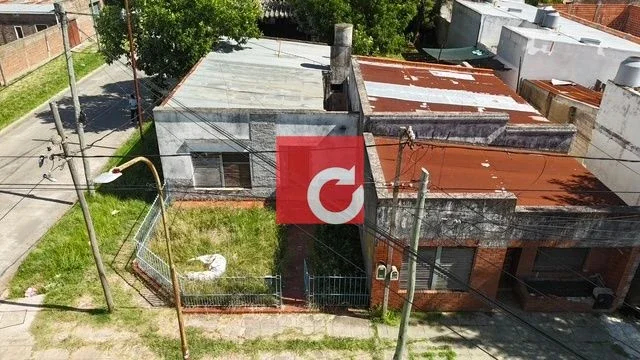 Venta de casa a reciclar 2 Dormitorios + Jardin  con cochera en Berisso - Imagen 3