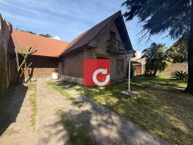 Chalet en venta de 4 Dormitorios c/ cochera para 4 autos + jardín en Ringuelet - Imagen 1
