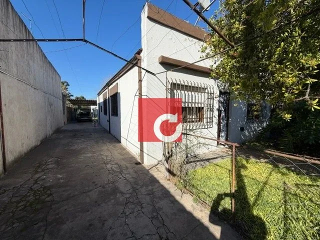 Venta de 2 Propiedades con 3 Dormitorios + cochera+ jardin Los Hornos - Imagen 1