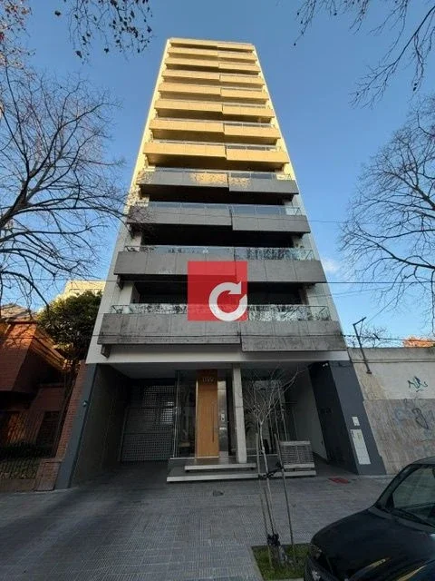 EXCELENTE PISO DE CATEGORIA CON VISTA A LA PLAZA MALVINAS - Imagen 1