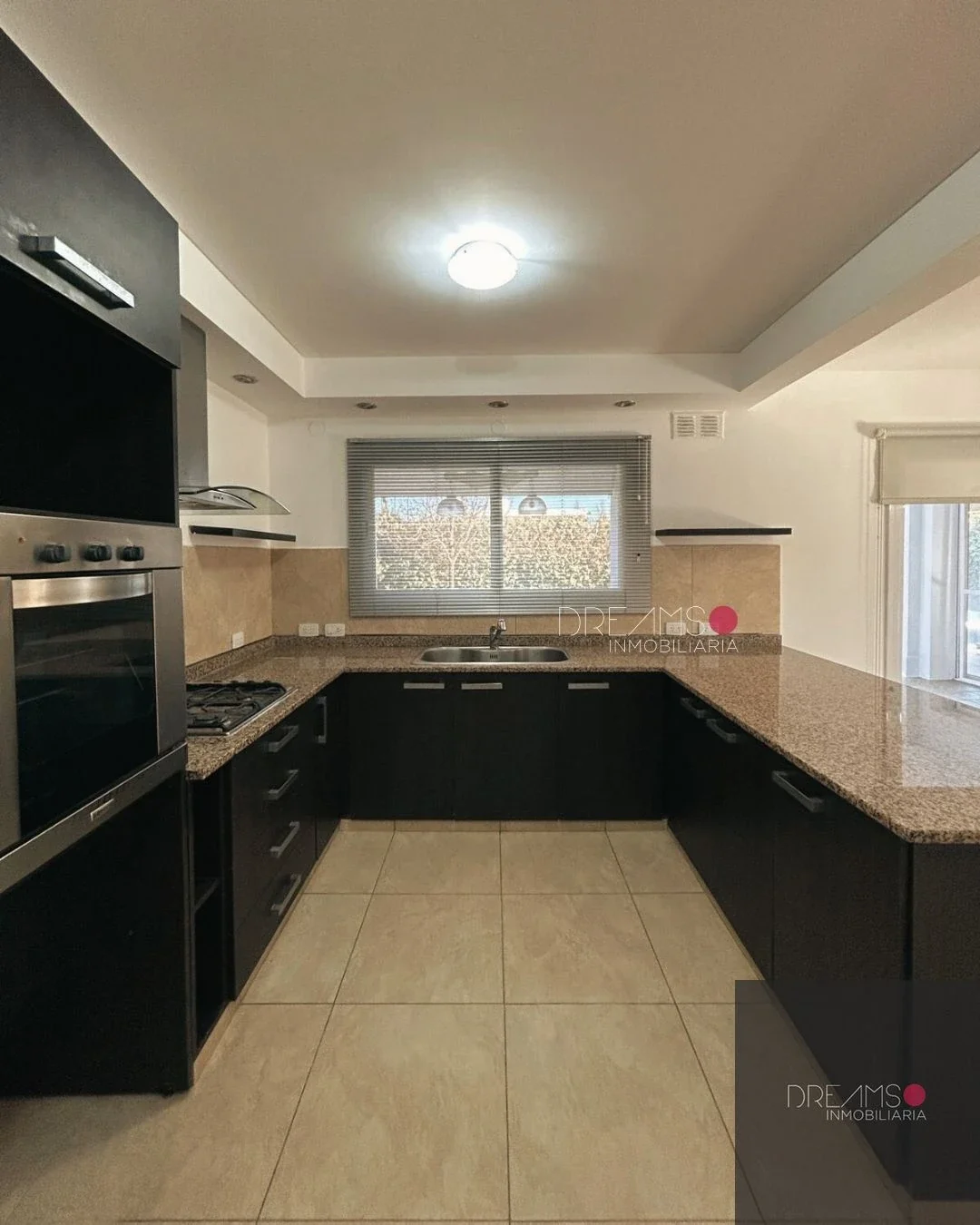 Casa en alquiler c/ cochera en Otros Barrios - Imagen 2