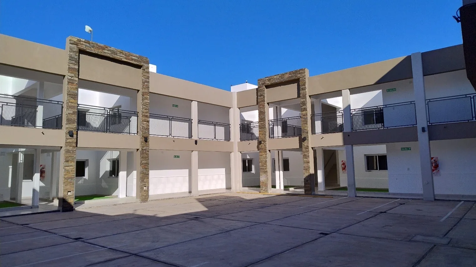 A ESTRENAR PLANTA BAJA CON PATIO ADYACENTE CENTRO COMERCIAL PORTEZUELO - Imagen 4