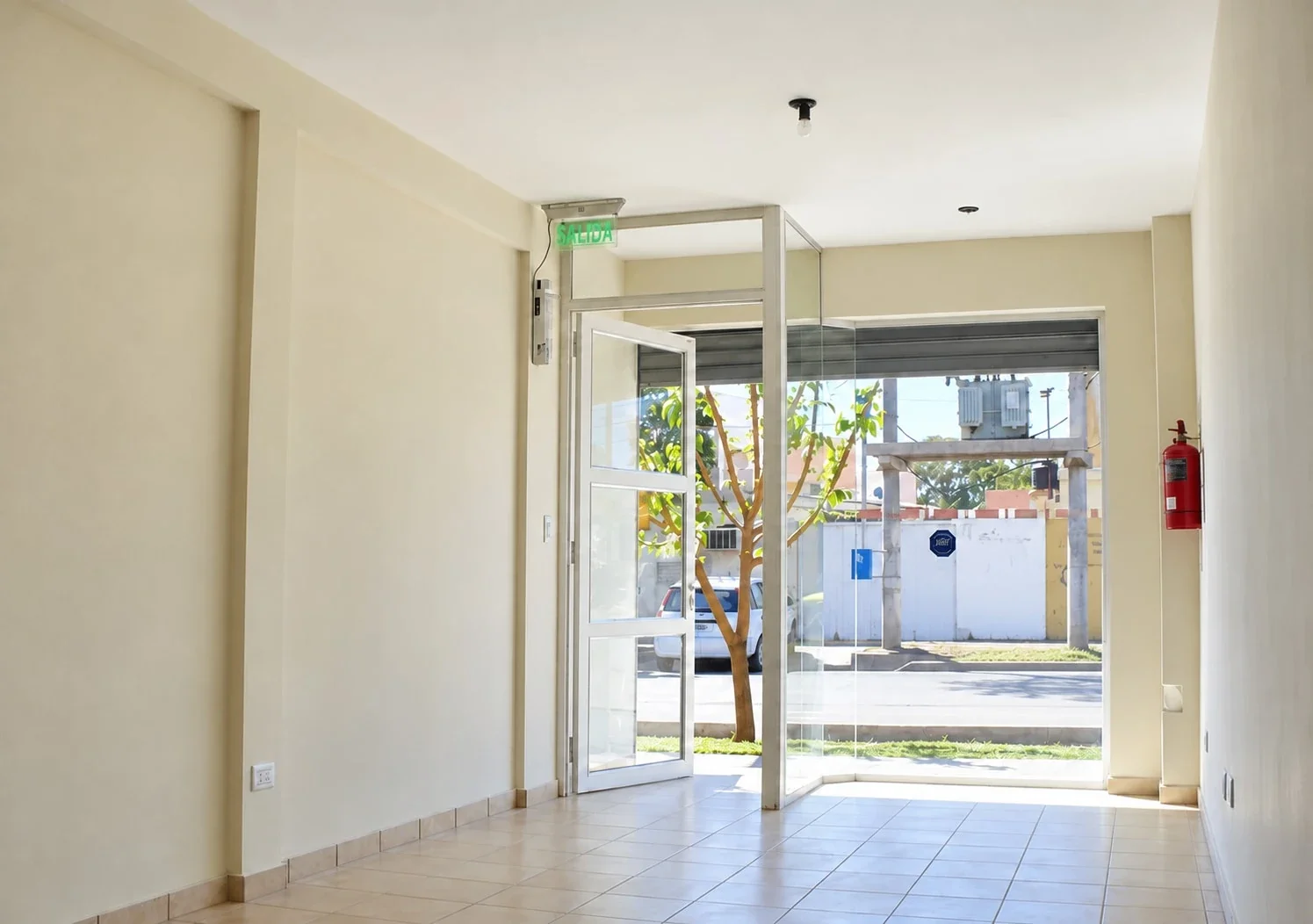 ALQUILO LOCAL COMERCIAL ADYACENTE AL NOVAMARKET - Imagen 1