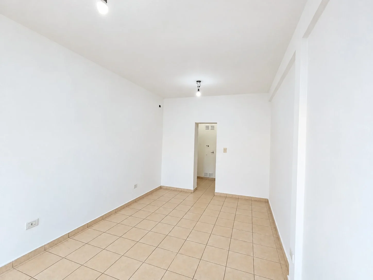 ALQUILO LOCAL COMERCIAL ADYACENTE AL NOVAMARKET - Imagen 2