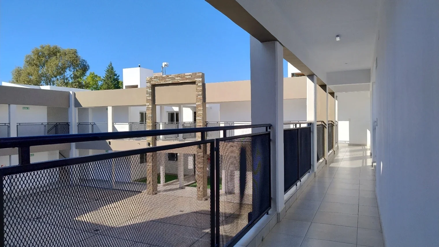 A ESTRENAR PLANTA BAJA CON PATIO ADYACENTE CENTRO COMERCIAL PORTEZUELO - Imagen 3