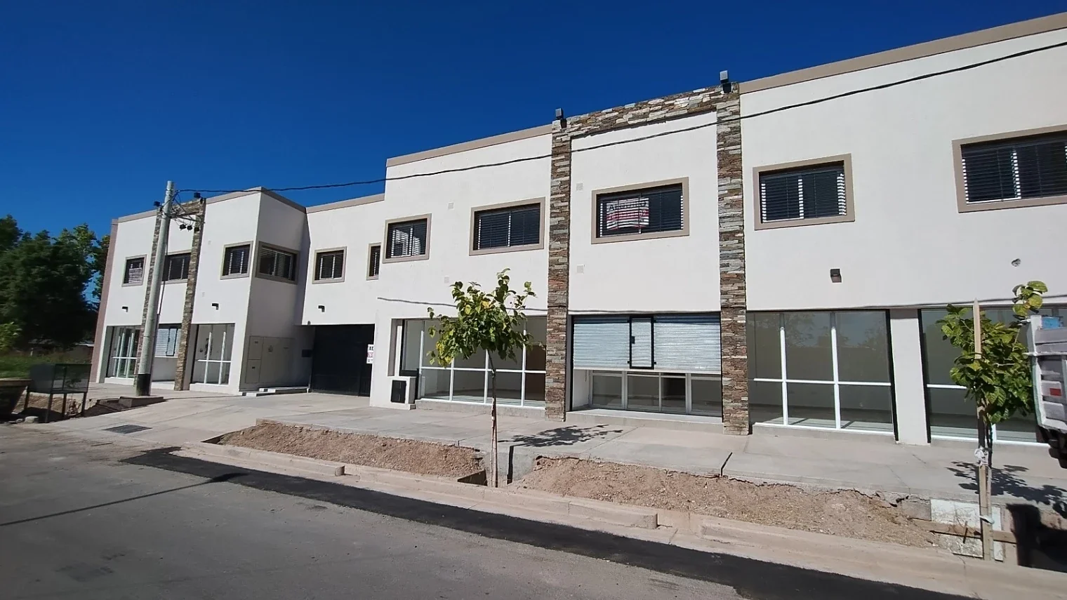 A ESTRENAR PLANTA BAJA CON PATIO ADYACENTE CENTRO COMERCIAL PORTEZUELO - Imagen 2