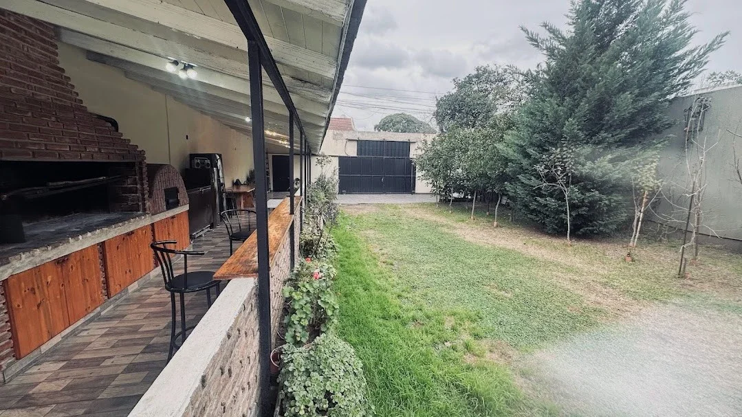 Casa en venta c/ cochera y piscina en Floresta - Imagen 2