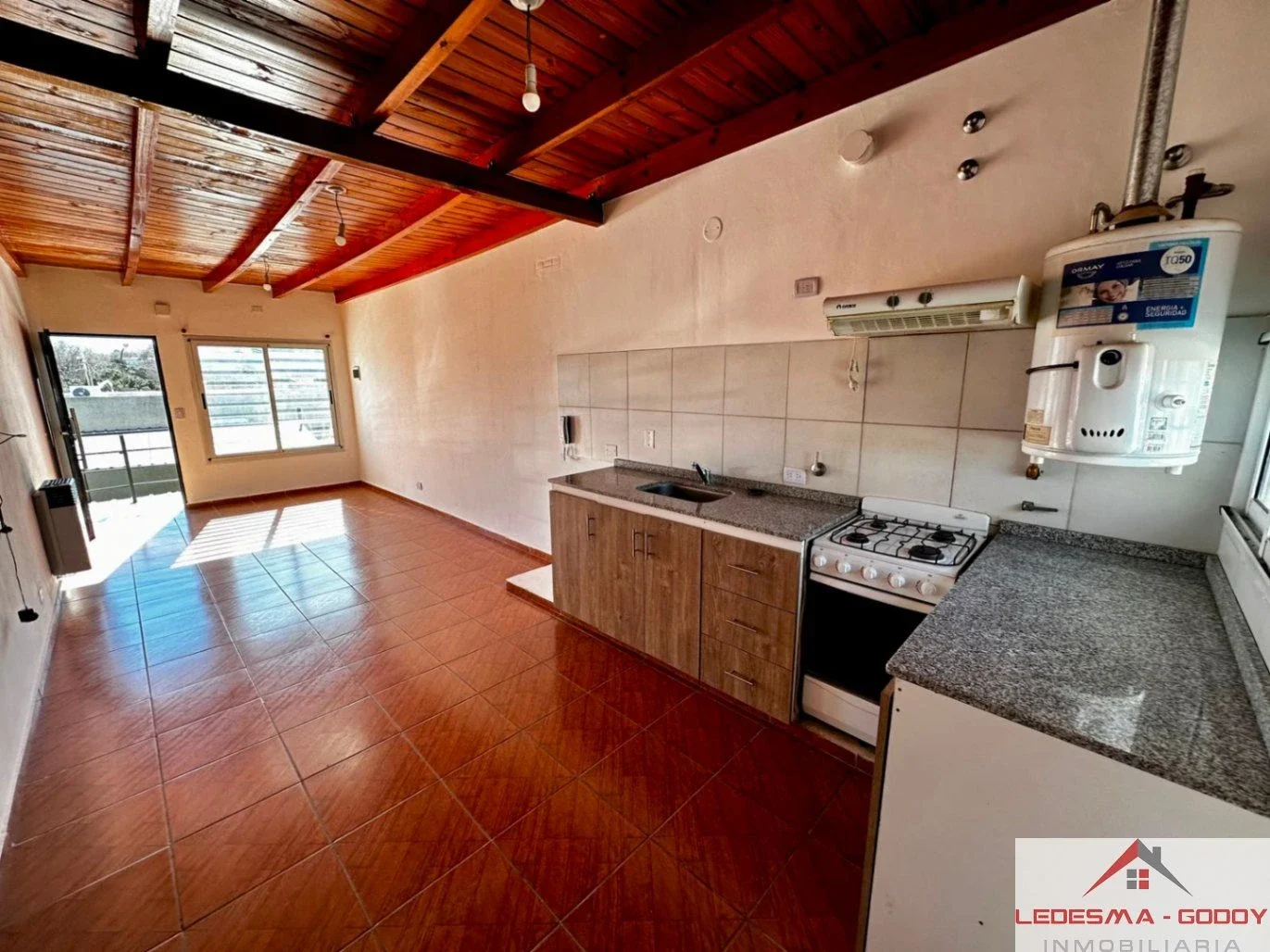Departamento en alquiler de 2 dormitorios c/ cochera en Valle Hermoso - Imagen 2