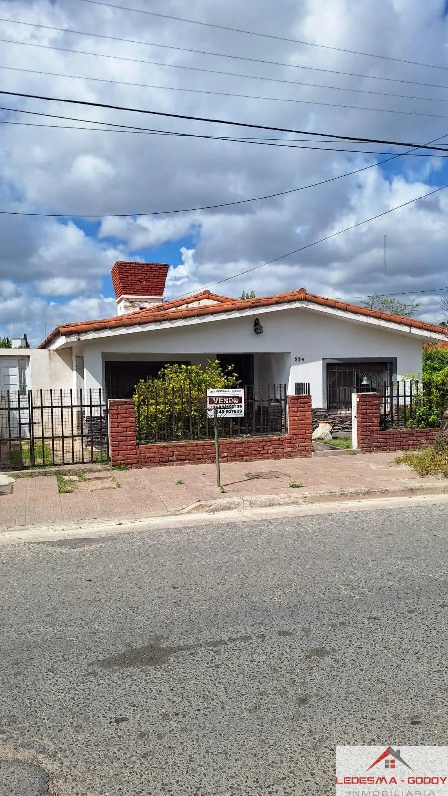Casa en venta c/ cochera en La Falda - Imagen 1
