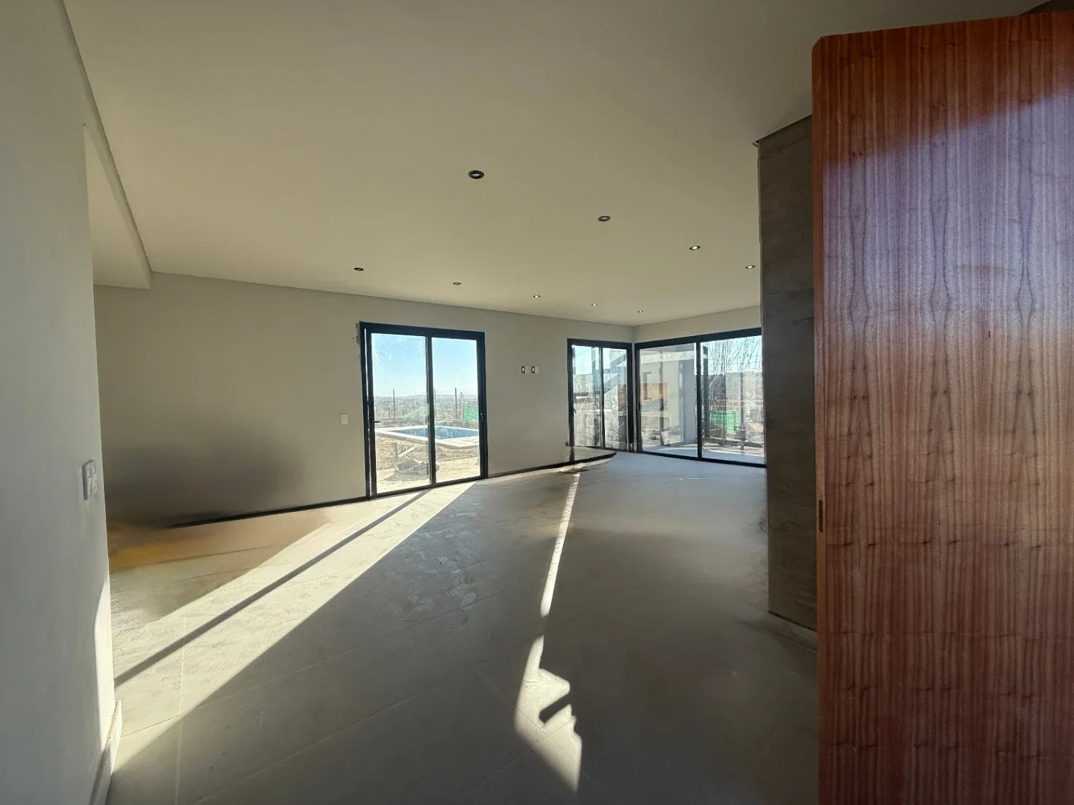 Casa en Venta a Estrenar 3 Dormitorios con Piscina Privada en Barrio La Bastilla - Imagen 1