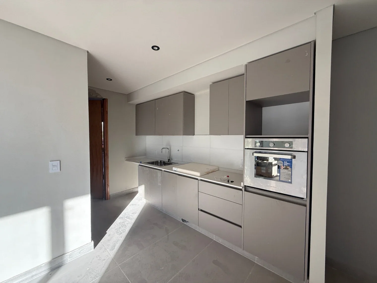 Casa en Venta a Estrenar 3 Dormitorios con Piscina Privada en Barrio La Bastilla - Imagen 2