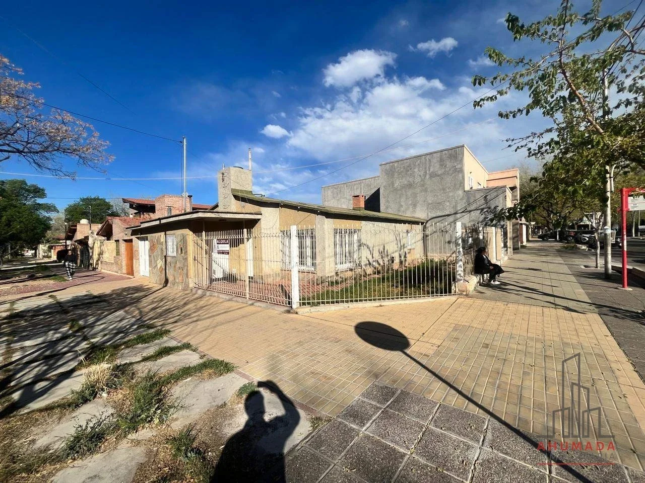 Casa esquina -Apta uso comercial en Sexta sección - Imagen 3