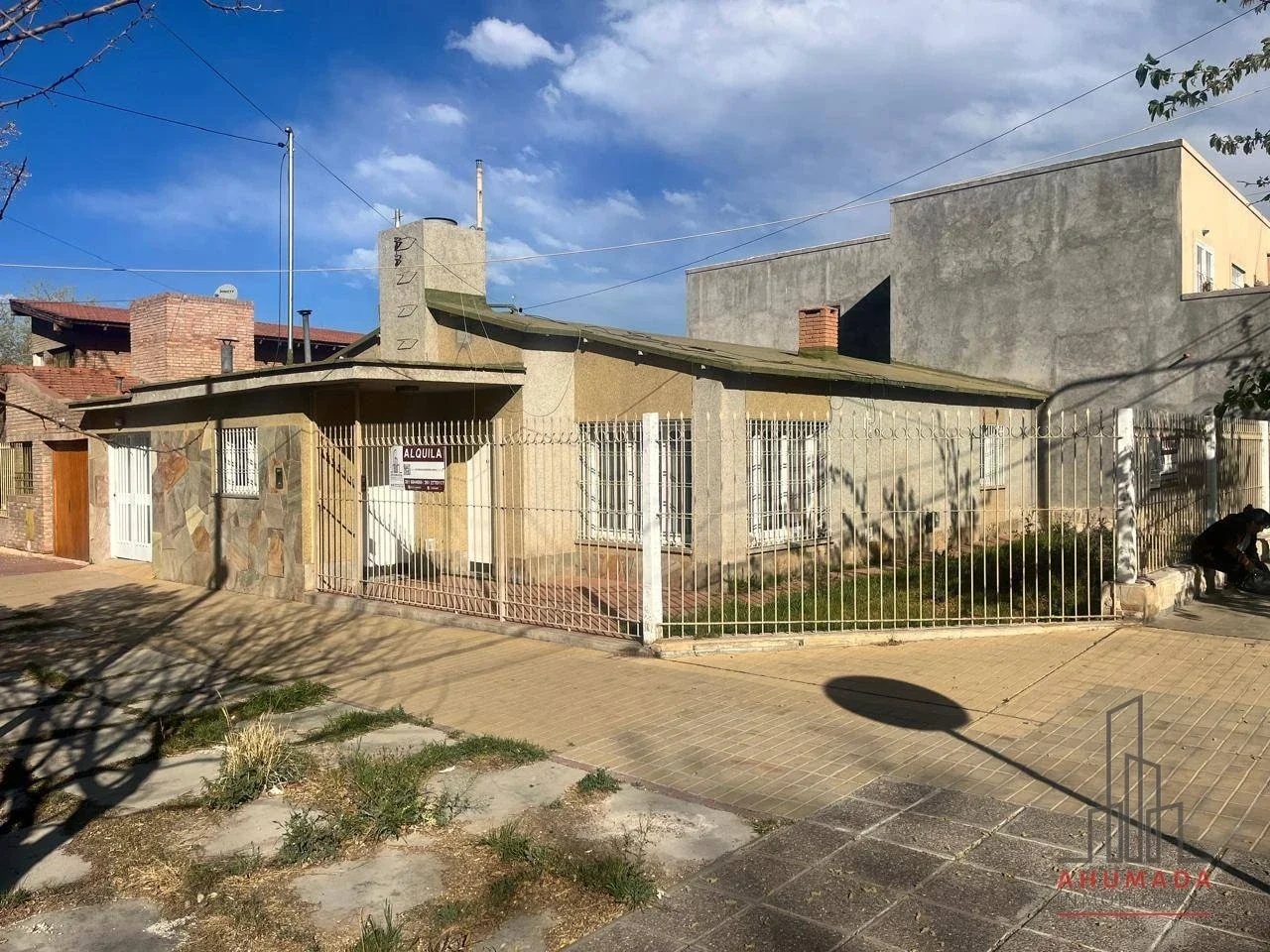 Casa esquina -Apta uso comercial en Sexta sección - Imagen 2