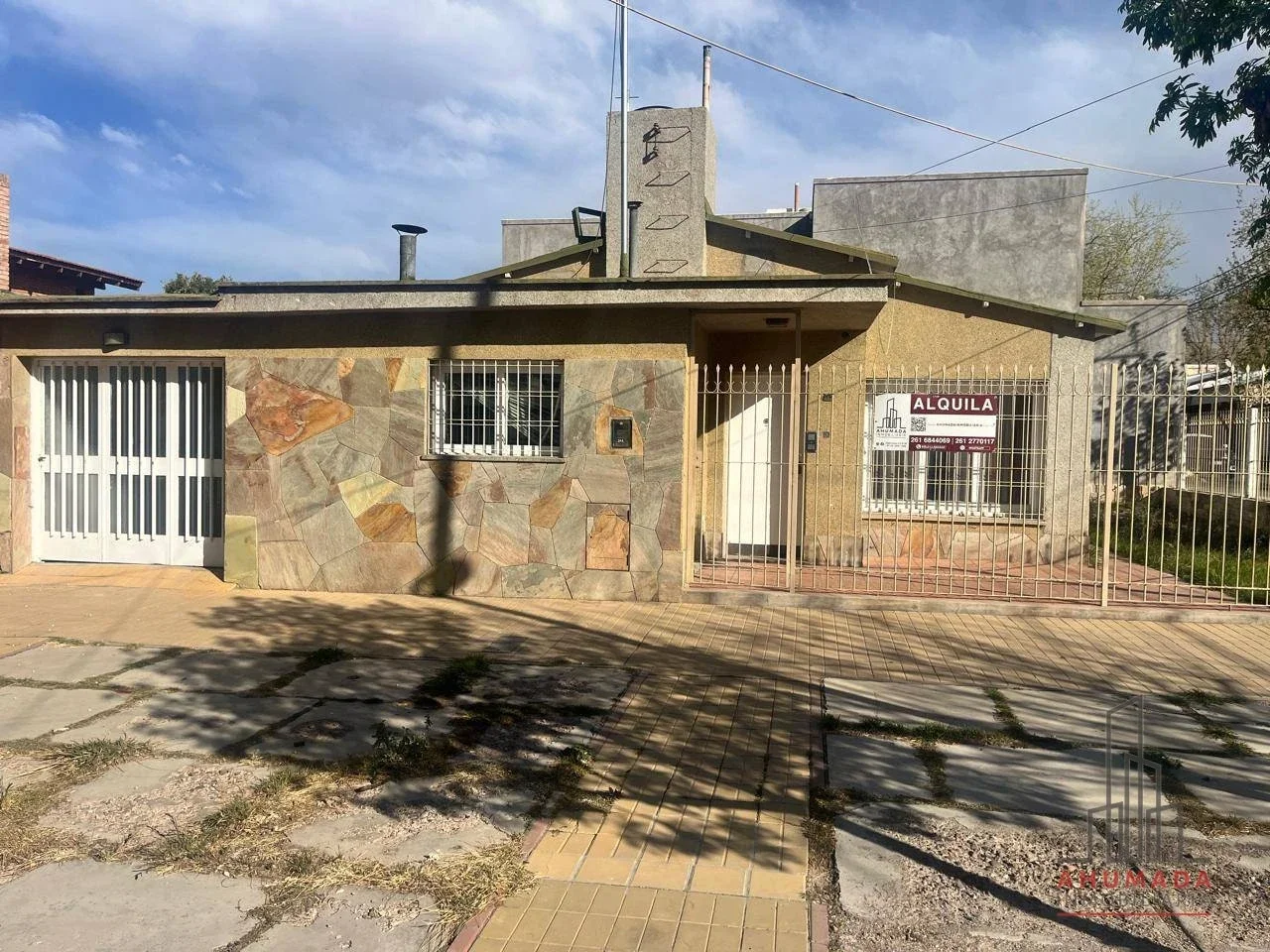 Casa esquina -Apta uso comercial en Sexta sección - Imagen 1