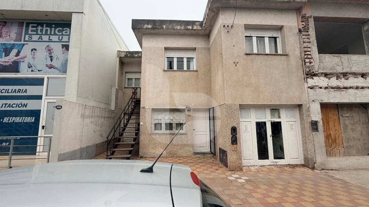 Casa en venta c/ cochera H. Irigoyen al 1500 - Imagen 1