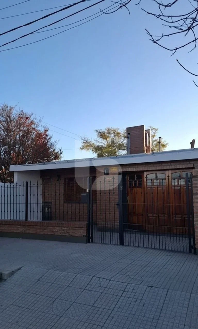 Casa en Alquiler de 2 Dormitorios c/ cochera - Imagen 1