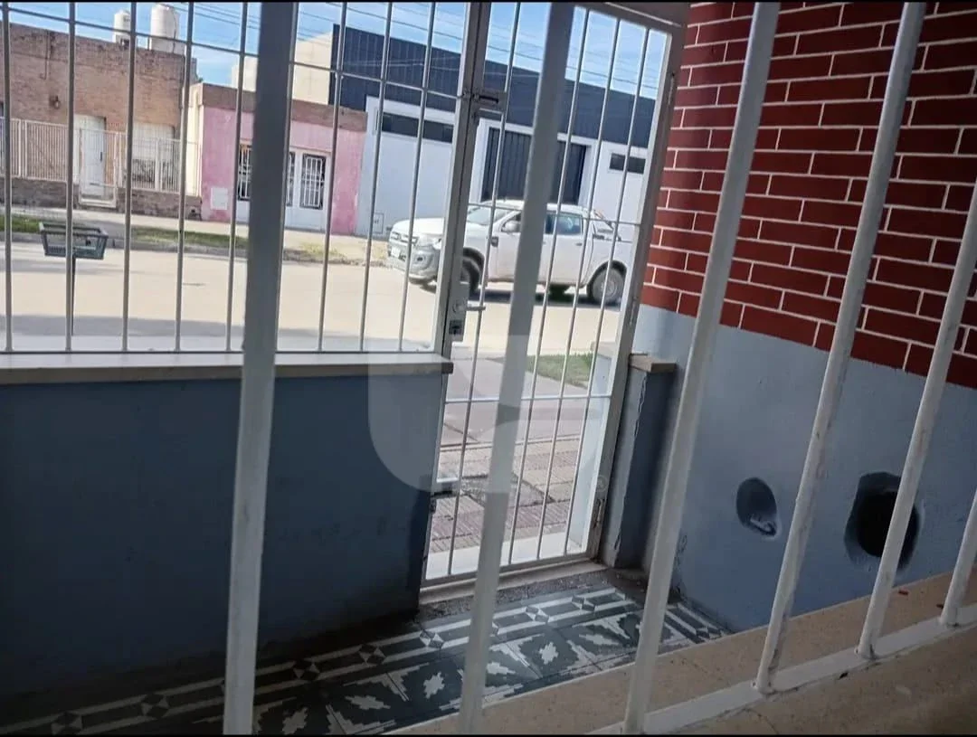 Casa en venta 2 dormitorios c/ cochera Barrio Alberdi - Imagen 2